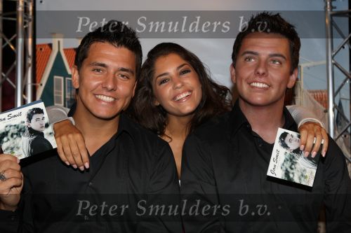 Amsterdam, 11 Juli 2008
Jan Smit met zijn vriendin Yolanthe Cabau en manager Jaap Buys
met zijn nieuwe wassenbeeld en tevens nieuwe singlle release