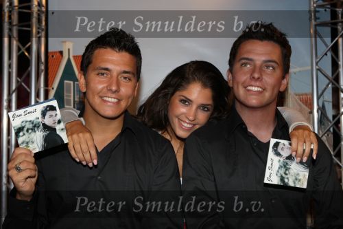 Amsterdam, 11 Juli 2008
Jan Smit met zijn vriendin Yolanthe Cabau en manager Jaap Buys
met zijn nieuwe wassenbeeld en tevens nieuwe singlle release