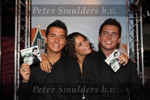 Amsterdam, 11 Juli 2008
Jan Smit met zijn vriendin Yolanthe Cabau en manager Jaap Buys
met zijn nieuwe wassenbeeld en tevens nieuwe singlle release