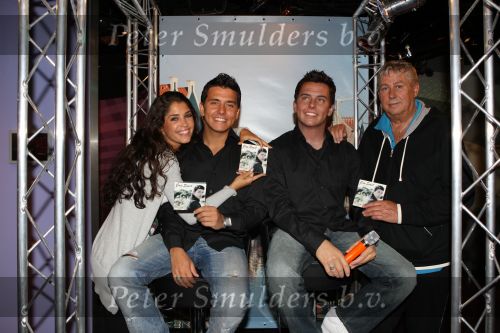 Amsterdam, 11 Juli 2008
Jan Smit met zijn vriendin Yolanthe Cabau en manager Jaap Buys
met zijn nieuwe wassenbeeld en tevens nieuwe singlle release