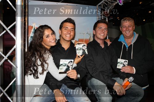Amsterdam, 11 Juli 2008
Jan Smit met zijn vriendin Yolanthe Cabau en manager Jaap Buys
met zijn nieuwe wassenbeeld en tevens nieuwe singlle release