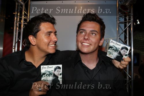 Amsterdam, 11 Juli 2008
Jan Smit met zijn vriendin Yolanthe Cabau en manager Jaap Buys
met zijn nieuwe wassenbeeld en tevens nieuwe singlle release