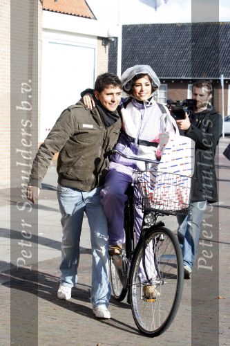 Volendam 18 oktober 2007
Yolanthe Cabau v Kasbergen krijgt van de zus van Jan inburgeringscursus in Volendam. Bouw huis Jan Smit en Yolanthe.