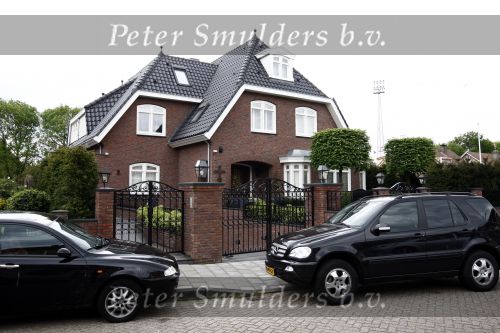 Volendam 19 mei 2009
Vandaag werd bekend gemaakt dat Yolanthe Cabau v Kasbergen en Jan smit na 2 en een half jaar hun relatie hebben verbroken. Voor hun huis stond veel pers en fans.
Peter Smulders bv