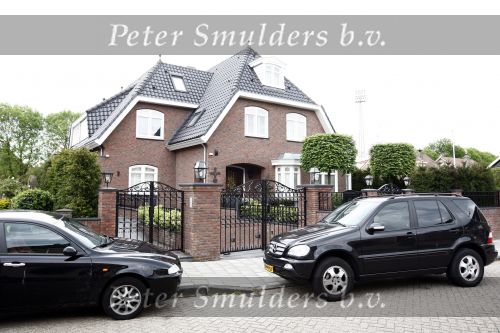 Volendam 19 mei 2009
Vandaag werd bekend gemaakt dat Yolanthe Cabau v Kasbergen en Jan smit na 2 en een half jaar hun relatie hebben verbroken. Voor hun huis stond veel pers en fans.
Peter Smulders bv