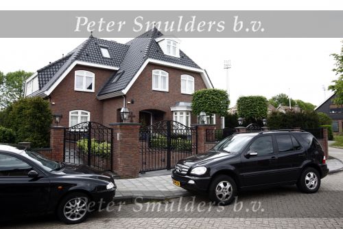 Volendam 19 mei 2009
Vandaag werd bekend gemaakt dat Yolanthe Cabau v Kasbergen en Jan smit na 2 en een half jaar hun relatie hebben verbroken. Voor hun huis stond veel pers en fans.
Peter Smulders bv