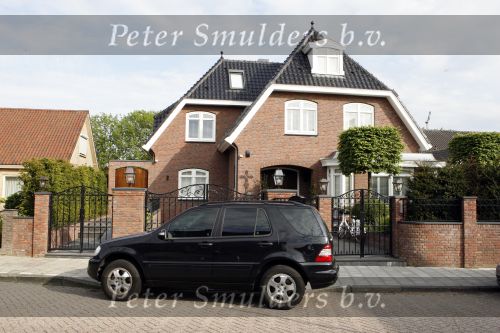 Volendam 19 mei 2009
Vandaag werd bekend gemaakt dat Yolanthe Cabau v Kasbergen en Jan smit na 2 en een half jaar hun relatie hebben verbroken. Voor hun huis stond veel pers en fans.
Peter Smulders bv