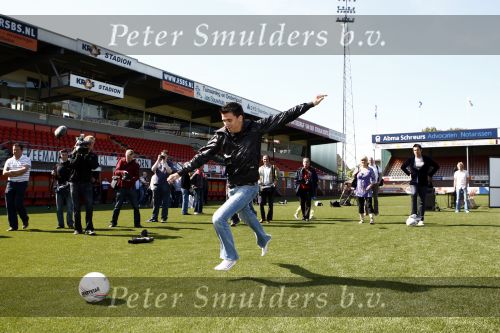 Volendam 20 mei 2009
Jan Smit Nick en Simon en de 3J\'s worden volgend seizoen onder de naam Votown de nieuwe hoofdsponsor van voetbalclub Volendam.
Peter Smulders bv