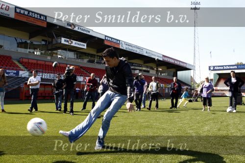 Volendam 20 mei 2009
Jan Smit Nick en Simon en de 3J\'s worden volgend seizoen onder de naam Votown de nieuwe hoofdsponsor van voetbalclub Volendam.
Peter Smulders bv