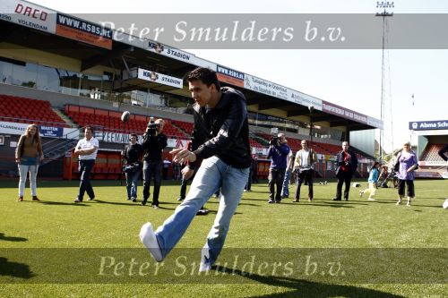 Volendam 20 mei 2009
Jan Smit Nick en Simon en de 3J\'s worden volgend seizoen onder de naam Votown de nieuwe hoofdsponsor van voetbalclub Volendam.
Peter Smulders bv