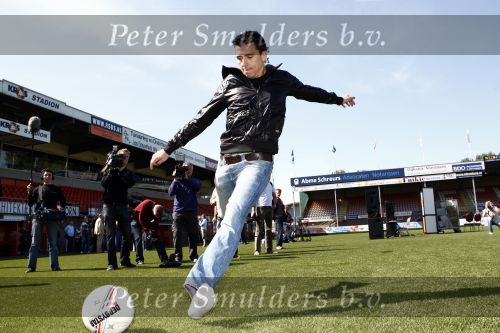 Volendam 20 mei 2009
Jan Smit Nick en Simon en de 3J\'s worden volgend seizoen onder de naam Votown de nieuwe hoofdsponsor van voetbalclub Volendam.
Peter Smulders bv