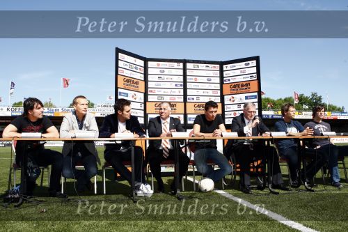 Volendam 20 mei 2009
Jan Smit Nick en Simon en de 3J\'s worden volgend seizoen onder de naam Votown de nieuwe hoofdsponsor van voetbalclub Volendam.
Peter Smulders bv