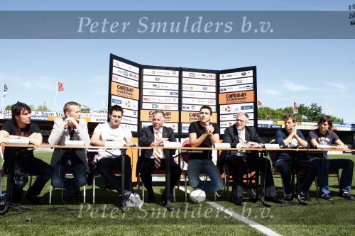 Volendam 20 mei 2009
Jan Smit Nick en Simon en de 3J\'s worden volgend seizoen onder de naam Votown de nieuwe hoofdsponsor van voetbalclub Volendam.
Peter Smulders bv