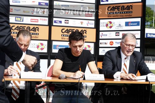 Volendam 20 mei 2009
Jan Smit Nick en Simon en de 3J\'s worden volgend seizoen onder de naam Votown de nieuwe hoofdsponsor van voetbalclub Volendam.
Peter Smulders bv