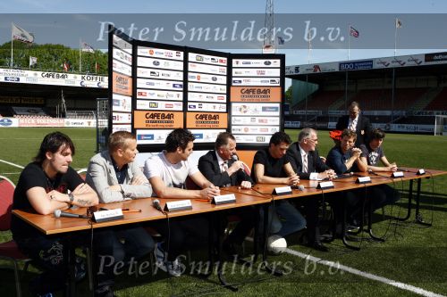 Volendam 20 mei 2009
Jan Smit Nick en Simon en de 3J\'s worden volgend seizoen onder de naam Votown de nieuwe hoofdsponsor van voetbalclub Volendam.
Peter Smulders bv