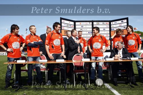 Volendam 20 mei 2009
Jan Smit Nick en Simon en de 3J\'s worden volgend seizoen onder de naam Votown de nieuwe hoofdsponsor van voetbalclub Volendam.
Peter Smulders bv