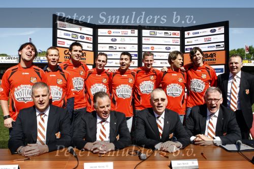Volendam 20 mei 2009
Jan Smit Nick en Simon en de 3J\'s worden volgend seizoen onder de naam Votown de nieuwe hoofdsponsor van voetbalclub Volendam.
Peter Smulders bv