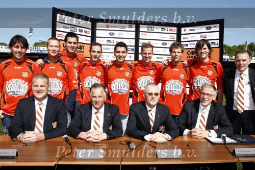 Volendam 20 mei 2009
Jan Smit Nick en Simon en de 3J\'s worden volgend seizoen onder de naam Votown de nieuwe hoofdsponsor van voetbalclub Volendam.
Peter Smulders bv