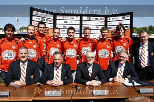 Volendam 20 mei 2009
Jan Smit Nick en Simon en de 3J\'s worden volgend seizoen onder de naam Votown de nieuwe hoofdsponsor van voetbalclub Volendam.
Peter Smulders bv