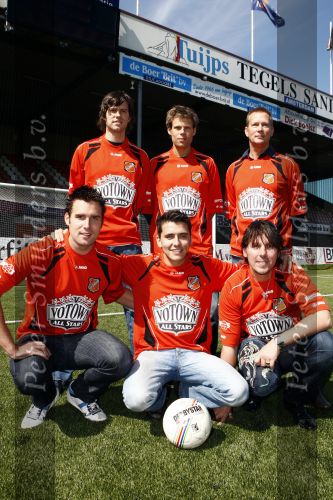Volendam 20 mei 2009
Jan Smit Nick en Simon en de 3J\'s worden volgend seizoen onder de naam Votown de nieuwe hoofdsponsor van voetbalclub Volendam.
Peter Smulders bv