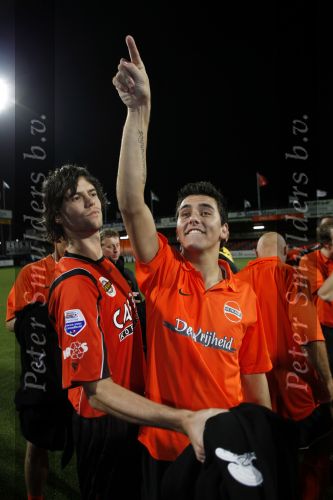 Volendam 24 maart 2009
Artiesten volendam waaronder Jan Smit en Simon Keizer voetballen in het stadion van Volendam tegen oa Mental Theo nabuurs Grad Damen en Rashid. Dick Jol is de scheidsrechter. Uiteindelijk wint brabant met 2-4. Jan met tatoo
Peter Smulders bv