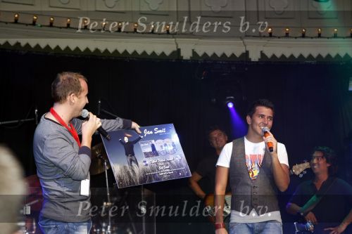 Amsterdam 28 augustus 2008
Presentatie cd en optreden van Jan Smit in paradiso.
Edwin Evers reikt de eerste cd en gouden plaat uit.