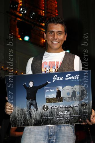 Amsterdam 28 augustus 2008
Presentatie cd en optreden van Jan Smit in paradiso.
Edwin Evers reikt de eerste cd en gouden plaat uit.