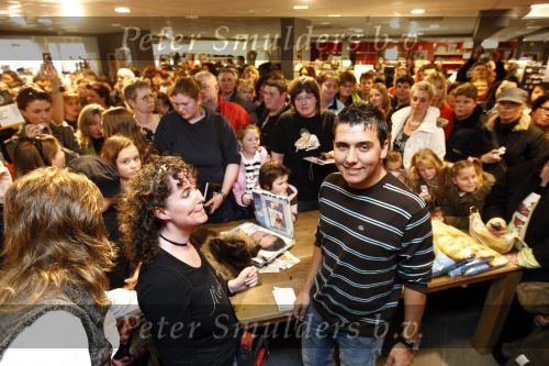 Volendam 1 maart 2008
Jan Smit met fans in winkel in volendam.
Peter Smulders bv