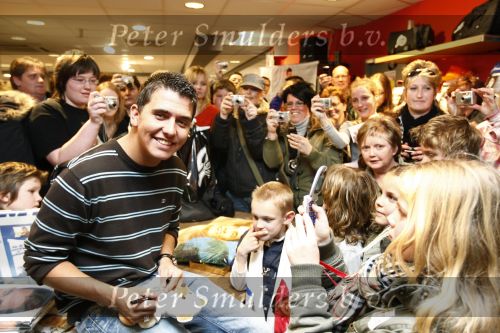 Volendam 1 maart 2008
Jan Smit met fans in winkel in volendam.
Peter Smulders bv
