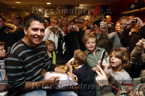 Volendam 1 maart 2008
Jan Smit met fans in winkel in volendam.
Peter Smulders bv