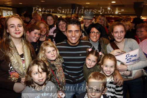 Volendam 1 maart 2008
Jan Smit met fans in winkel in volendam.
Peter Smulders bv