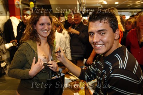 Volendam 1 maart 2008
Jan Smit met fans in winkel in volendam. Jan zet handtekening op borst van fan
Peter Smulders bv