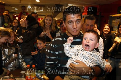 Volendam 1 maart 2008
Jan Smit met fans in winkel in volendam.
Peter Smulders bv