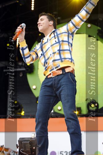 Amsterdam 30 april 2008
Het eerste optreden van Jan Smit na zijn operatie tijdens het radio 538 spektakel op koninginnedag. Jan heeft 8 maanden niet mogen zingen . Yolanthe Cabau v Kasbergen was er natuurlijk bij.
Peter Smulders bv