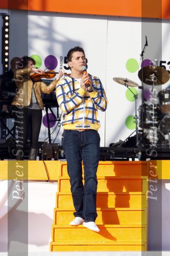 Amsterdam 30 april 2008
Het eerste optreden van Jan Smit na zijn operatie tijdens het radio 538 spektakel op koninginnedag. Jan heeft 8 maanden niet mogen zingen . Yolanthe Cabau v Kasbergen was er natuurlijk bij.
Peter Smulders bv