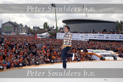 Amsterdam 30 april 2008
Het eerste optreden van Jan Smit na zijn operatie tijdens het radio 538 spektakel op koninginnedag. Jan heeft 8 maanden niet mogen zingen . Yolanthe Cabau v Kasbergen was er natuurlijk bij.
Peter Smulders bv