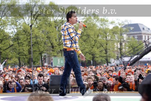 Amsterdam 30 april 2008
Het eerste optreden van Jan Smit na zijn operatie tijdens het radio 538 spektakel op koninginnedag. Jan heeft 8 maanden niet mogen zingen . Yolanthe Cabau v Kasbergen was er natuurlijk bij.
Peter Smulders bv