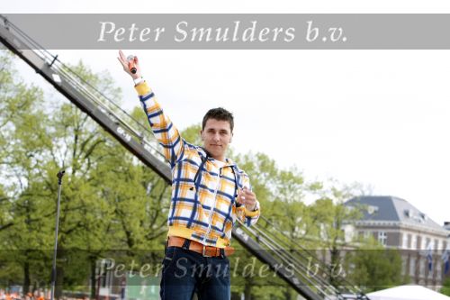 Amsterdam 30 april 2008
Het eerste optreden van Jan Smit na zijn operatie tijdens het radio 538 spektakel op koninginnedag. Jan heeft 8 maanden niet mogen zingen . Yolanthe Cabau v Kasbergen was er natuurlijk bij.
Peter Smulders bv