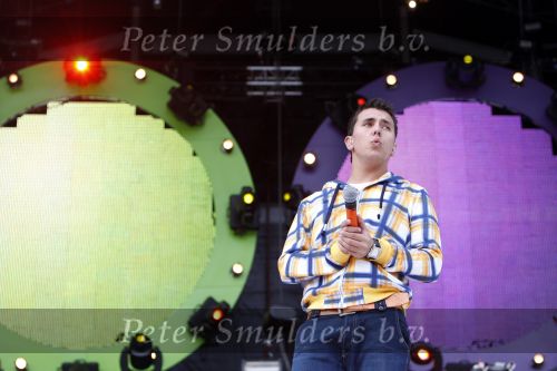 Amsterdam 30 april 2008
Het eerste optreden van Jan Smit na zijn operatie tijdens het radio 538 spektakel op koninginnedag. Jan heeft 8 maanden niet mogen zingen . Yolanthe Cabau v Kasbergen was er natuurlijk bij.
Peter Smulders bv