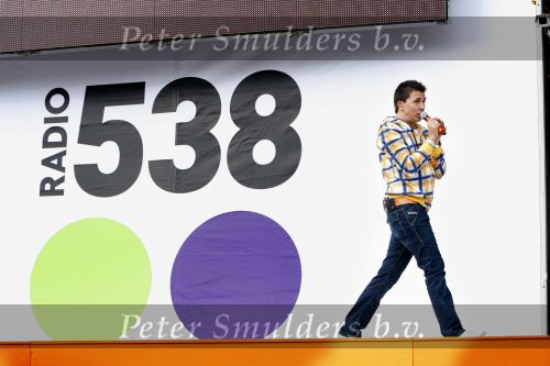 Amsterdam 30 april 2008
Het eerste optreden van Jan Smit na zijn operatie tijdens het radio 538 spektakel op koninginnedag. Jan heeft 8 maanden niet mogen zingen . Yolanthe Cabau v Kasbergen was er natuurlijk bij.
Peter Smulders bv