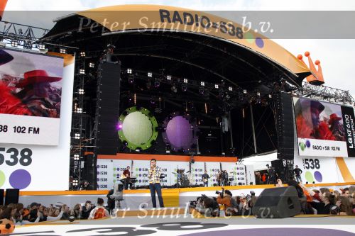 Amsterdam 30 april 2008
Het eerste optreden van Jan Smit na zijn operatie tijdens het radio 538 spektakel op koninginnedag. Jan heeft 8 maanden niet mogen zingen . Yolanthe Cabau v Kasbergen was er natuurlijk bij.
Peter Smulders bv