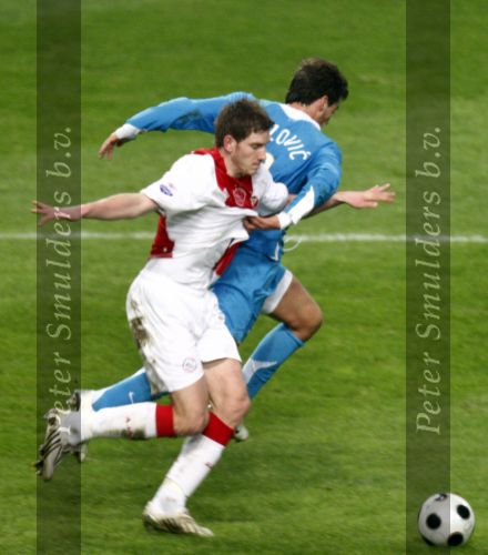 Amsterdam, 30 Januari 2008 Kompetitiewedstrijd AJAX-PSV, eindstand 0-2
Seizoen 2007/2008
Jan Vertonghen in duel met Danco Lazovic