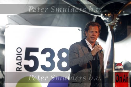 Schiphol Oost 2 november 2007
Gordon bij presentatie radio 538 met Jan Willem Bruggenwirth  en Kimberly Berkt en ......