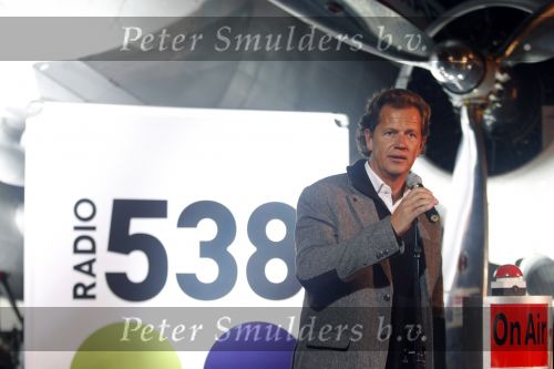 Schiphol Oost 2 november 2007
Gordon bij presentatie radio 538 met Jan Willem Bruggenwirth  en Kimberly Berkt en ......