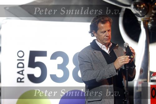 Schiphol Oost 2 november 2007
Gordon bij presentatie radio 538 met Jan Willem Bruggenwirth  en Kimberly Berkt en ......