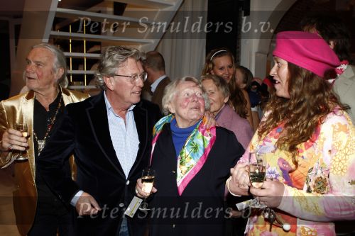 Naarden 1 april 2008
Het arsenaal van Jan en Monique des Bouvrie bestaat 15 jaar. Jan met moeder en dochter Nicole