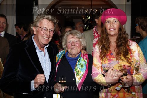 Naarden 1 april 2008
Het arsenaal van Jan en Monique des Bouvrie bestaat 15 jaar. Jan met moeder en dochter Nicole