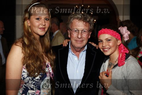Naarden 1 april 2008
Het arsenaal van Jan en Monique des Bouvrie bestaat 15 jaar. Jan met 2 kleindochters