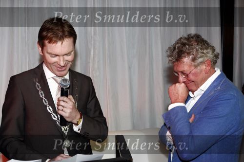 Naarden 30 januari 2009
Jan des Bouvrie krijgt een koninklijke onderscheiding, lintje bij het arsenaal. Jan met burgemeester Peter Rehwinkel
Peter Smulders bv