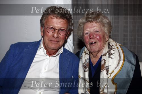 Naarden 30 januari 2009
Jan des Bouvrie krijgt een koninklijke onderscheiding, lintje bij het arsenaal. Jan des Bouvrie met moeder en familie
Peter Smulders bv